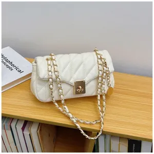 Borsa a tracolla trapuntata bianca dettaglio, elegante design con dettagli metallici.