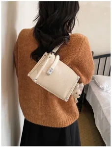 Detailaufnahme der modischen Damen Beigefarbenen Umhängetasche kleine quadratische Handtasche.