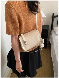 Nahansicht einer stilvollen Umhängetasche für Pendler mit Canvas-Textur und Metallverschluss.