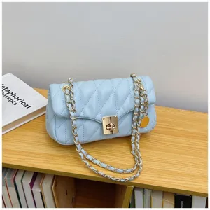 Borsa a tracolla trapuntata azzurro chiaro, elegante catena e chiusura a torsione in metallo.