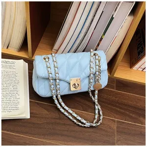 Primo piano della borsa trapuntata azzurra con dettagli eleganti e finiture metalliche chic.