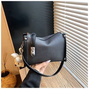 Schwarze Damen Achseltasche Umhängetasche, klassisches strukturiertes Leder mit Metallverschluss.