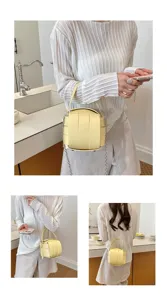 Schicke hellgelbe geflochtene Umhängetasche mit Metallkette und Henkel für Damenmode.