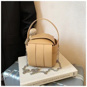 Detailansicht der trendigen Beigen Kettentasche, stilvolles Nischendesign Accessoire.
