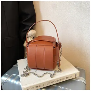 Modische braune Crossover Damentasche mit Kette, schicker eleganter Handtaschen Sommerstil.