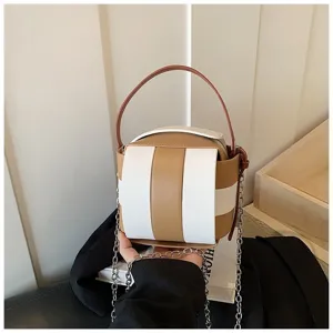 Schicke Kontrast-Eimer Tasche mit Metallkettenriemen und Tragegriff für Damen im Alltag.