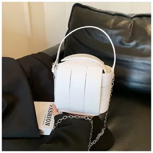 Weisse strukturierte Beuteltasche Detailansicht mit geflochtenem Leder und Metallkette.