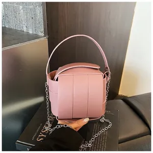 Rosa Eimer Handtasche Detail mit strukturiertem Lagen-Design und eleganter Metallkette.