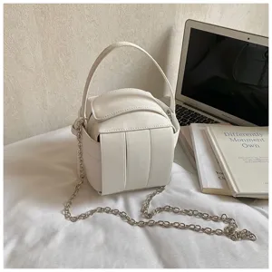 Weiße Nische Design Kette Handtasche Detailaufnahme zeigt die strukturierte Form und den Gurt.