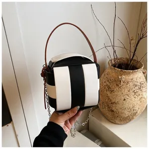 Schicke Handtasche im Schwarz-Weiß-Design mit braunem Henkel und Kette für den Alltag.