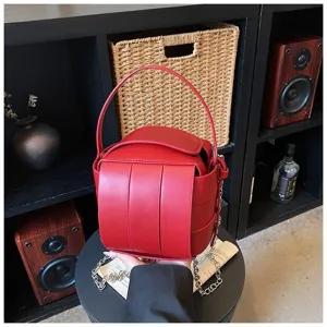 Rote strukturierte kubische Handtasche mit Henkel und stilvollem Kettenriemen für Sommer.
