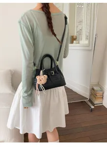 Schwarze geflochtene Ledertasche für Damen, schicke Umhängetasche mit Bären-Anhänger.