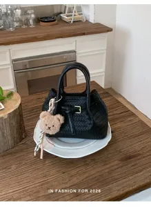 Elegante schwarze Handtasche aus geflochtenem Leder mit süßem Bärenanhänger Damen