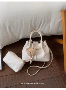 Schicke gewebte Eimer Handtasche Set mit passendem Beutel und süßem Bärenanhänger.