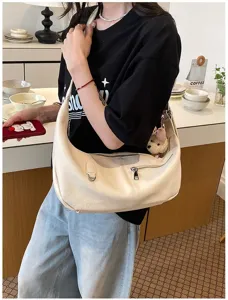 Minimalistische Hobo Umhängetasche für Damen, schicke Freizeittasche für den Alltag.