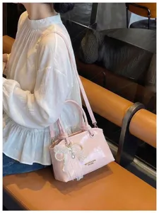 Rosa Lackleder Damen Handtasche, stilvolle Umhaengetasche mit suessem Spitzen Schleife neu.
