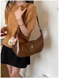Braune lässige Umhängetasche für Damen, stilvolles Hobo-Design mit süßem Bären-Anhänger.