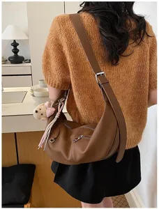 Stylische braune Leder-Hobo-Umhängetasche mit süßem Bärenanhänger für Damen Pendeln.