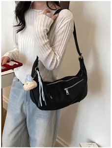 Lässige schwarze Hobo Schultertasche Detail, großes weiches Design mit niedlichem Anhänger.