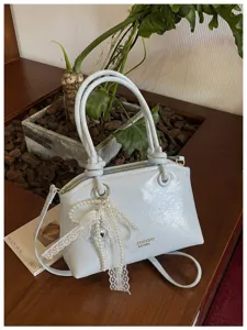 Elegante hellblaue Damenhandtasche mit Perlen-Spitzen-Schleife, modische Umhängetasche.