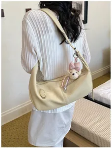 Grosse Umhängetasche für Damen, lässige Pendler-Hobo-Bag mit süssem Bären-Schlüsselanhänger.