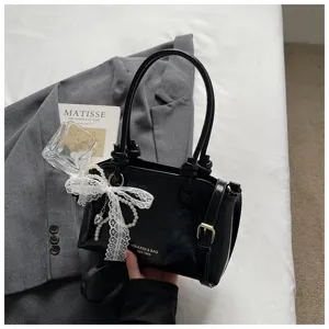 Elegante schwarze Handtasche mit Perlen-Spitzen Schleife, stilvolle Schultertasche für Damen.