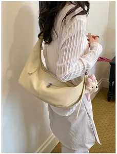 Detailansicht der lässigen Hobo-Tasche mit Schleifen-Bär, weiches minimalistisches Design.