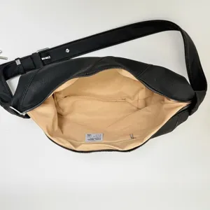 Schwarze Leder Umhängetasche lässige Halbmond Beutel Handtasche mit Reißverschluss.