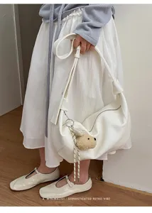 Schicke weiße Hobo Tasche mit süßem Bärenanhänger für Damen, stilvolle minimalistische Retro Tasche.