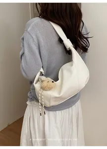 Weißer Leder Hobo Umhängetasche für Damen, modische Beuteltasche mit süßem Plüschtier Anhänger.