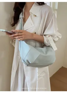 Detailansicht der minimalistischen hellblauen Schultertasche für Damen, stylischer Alltagslook.
