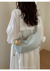 Modische hellblaue Damen Schultertasche, trendige minimalistische Retro Umhaengetasche.