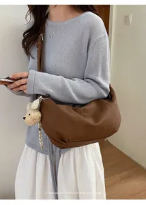 Braune PU-Leder Unterarm Beuteltasche für Damen, Retro Umhängetasche mit süßem Bärenanhänger.
