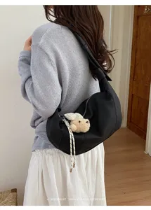Schwarze minimalistische Schultertasche Beutel mit süßem Plüsch Hund Anhänger für Damen.