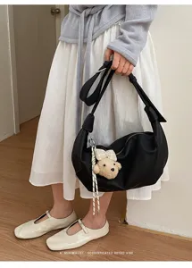 Modische schwarze Achsel-Dumpling-Tasche mit süßem Plüschbär-Anhänger, vielseitige Retro-Umhängetasche.