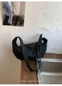 Detailaufnahme der schwarzen PU-Leder Umhängetasche mit eleganter Schnalle im Retro-Stil.
