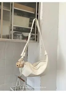 Weisse minimalistische Umhängetasche Detailansicht mit süssem Teddybär Anhänger Retro.