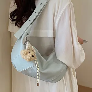 Hellblaue slouchy Umhängetasche Hobo Beuteltasche mit süßem Bärenanhänger für Damen.