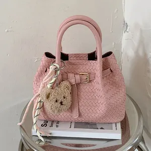 Rosa geflochtene Handtasche Damen stylische Henkeltasche Umhängetasche süßer Bär Anhänger