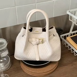 Schicke gewebte Beuteltasche für Damen, elegante Handtasche für den modebewussten Alltag.