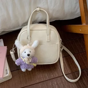 Cremeweisse PU Leder Umhängetasche mit süßem Plüsch Hasen Anhänger, modische Damen Handtasche.
