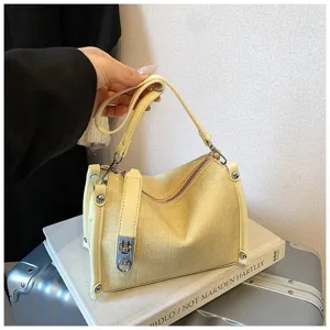 Gelbe Strohoptik Schultertasche Detail, elegante stilvolle Damen Pendler Umhängetasche.