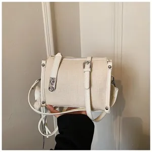 Nahaufnahme des eleganten Damen Umhaenge- und Schultertaschen-Details mit Textur.