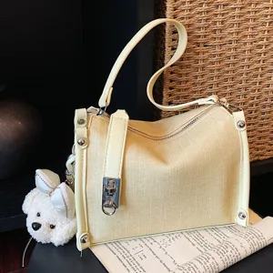 Hellgelbe gewebte Umhängetasche für Damen, stilvolle Handtasche mit süßem Bärenanhänger.
