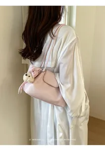 Chic bolso de hombro rosa para mujer bolso de axila con bonito colgante de oso.