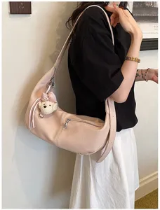 Minimalistische Umhängetasche für Damen, geräumige Freizeittasche für den perfekten Sommeralltag.