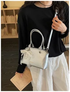 Modische silberne Schultertasche mit Spitzen-Perlen-Anhänger für den täglichen Look.