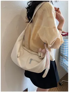Detailansicht der großen minimalistischen Damentasche mit süßem Bärenanhänger und Reißverschluss.