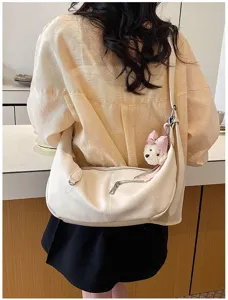 Minimalistische große weiße Schulter-Umhängetasche mit süßem Plüschbär-Anhänger für Damen.