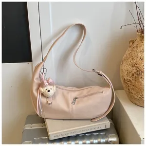 Lässige rosa Halbmond Umhängetasche für Damen, PU Leder Hobo Crossover Tasche mit Bärenanhänger.